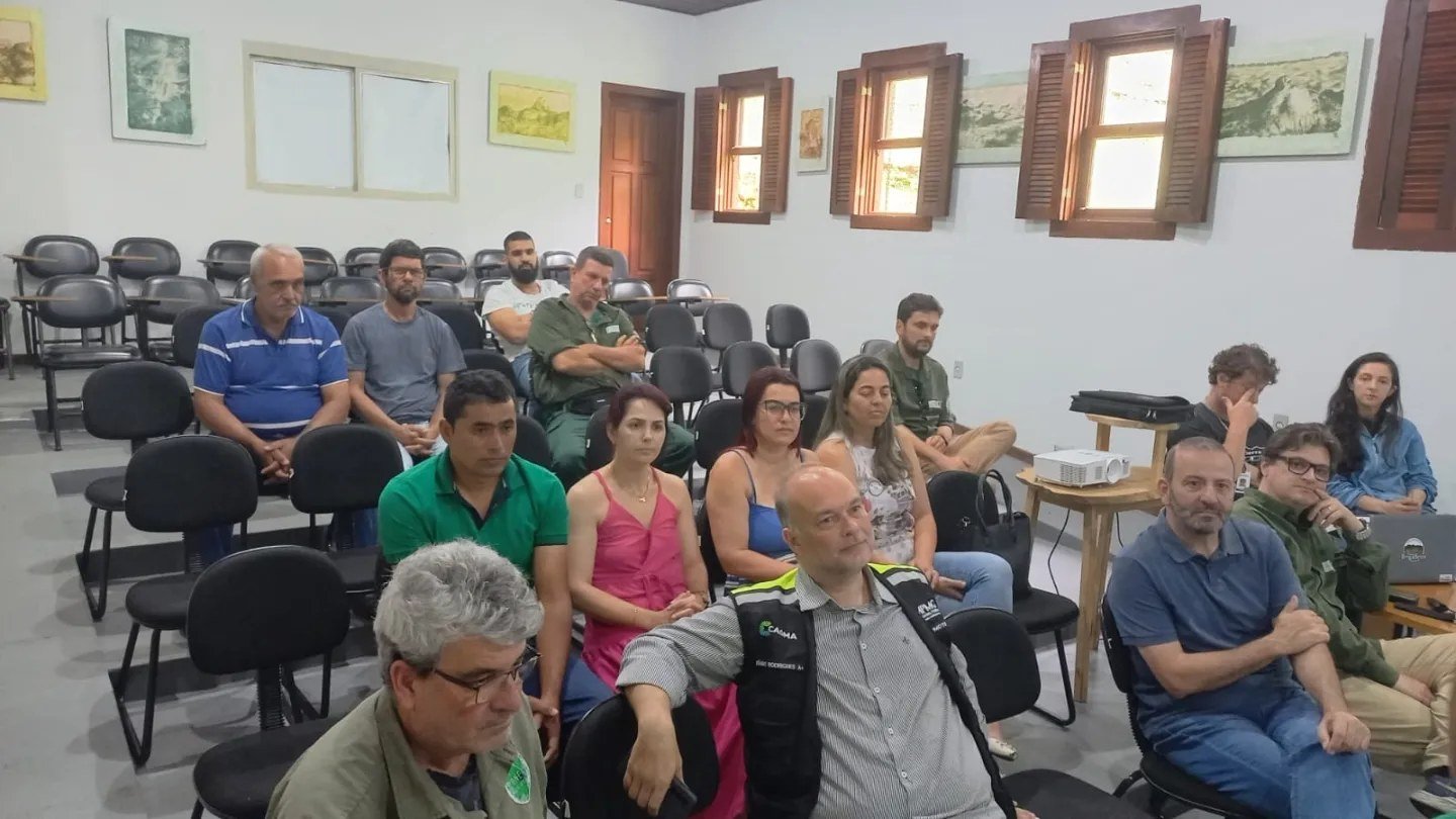 LIDERANÇAS DE ARAPONGA PARTICIPAM DE REUNIÃO NA FEEMG – PREFEITURA DE  ARAPONGA