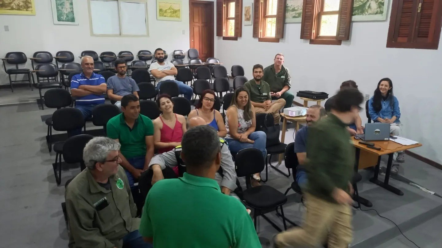 LIDERANÇAS DE ARAPONGA PARTICIPAM DE REUNIÃO NA FEEMG – PREFEITURA DE  ARAPONGA